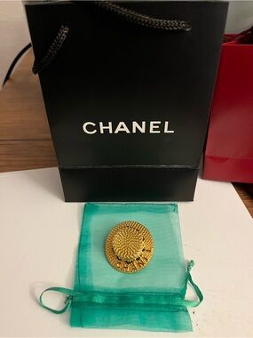 CHANEL Gold-Tone Textured Hat Motif Brooch with Original tiny Chanel bag